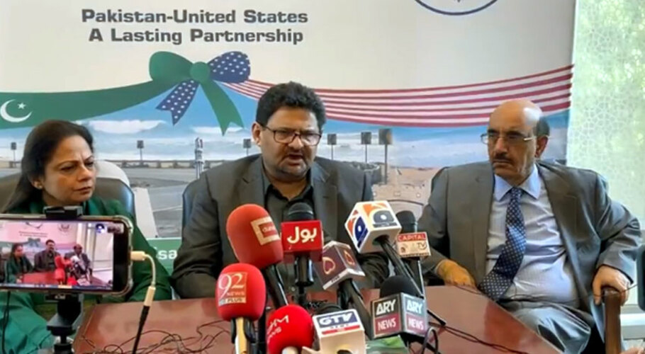 مشکل فیصلے کرنا ہوں گے۔وزیر خزانہ نے پیٹرول کی قیمت بڑھانے کا عندیہ دے دیا