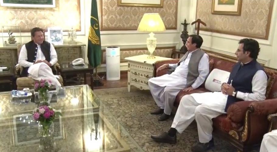 وزیراعظم عمران خان کا پرویز الٰہی سے سیاسی صورتحال پر تبادلہ خیال