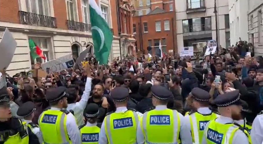 لندن، نواز شریف کی رہائش گاہ کے باہر پی ٹی آئی کارکنان کا احتجاج