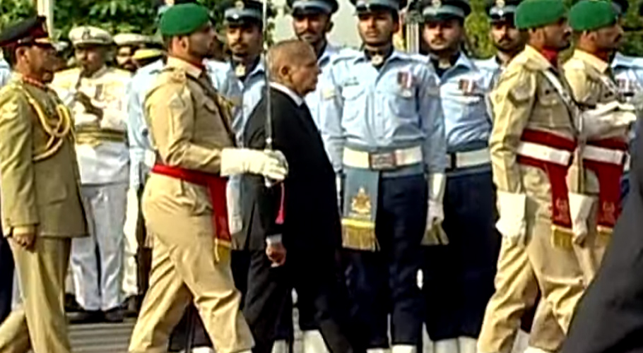 اسلام آباد: کابینہ ڈویژن نے ن لیگ کے صدر شہباز شریف کی بطور وزیر اعظم پاکستان تقرری کا باضابطہ نوٹیفکیشن جاری کردیا جبکہ نو منتخب وزیر اعظم کو گارڈ آف آنر پیش کیا گیا ہے۔