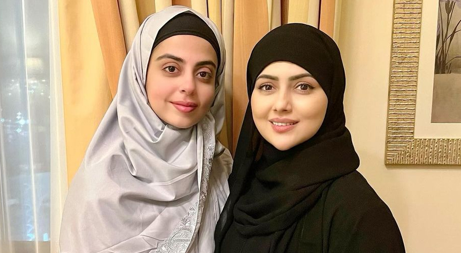 یشما گِل کی بھارتی اداکارہ ثناء خان سے عمرے کے دوران ملاقات