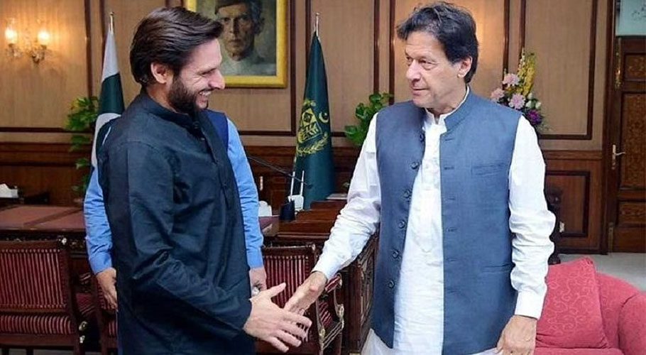شاہد آفریدی کا عمران خان کو مشورہ، سوشل میڈیا صارفین ناراض