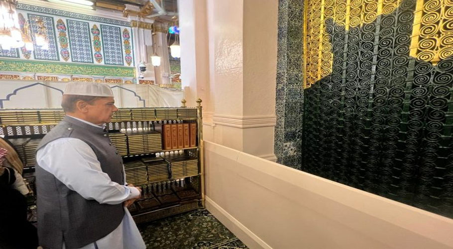 وزیراعظم شہباز شریف نے مسجد نبوی میں جمعۃ الوداع کی نماز ادا کی