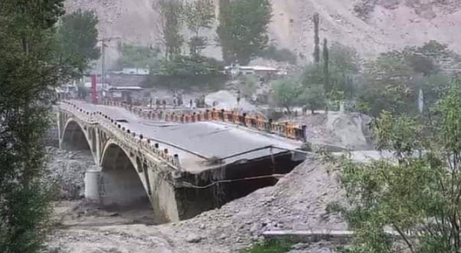 ہنزہ میں سیلابی ریلے کے باعث ٹوٹنے والا پل 6 روز بعد آمدورفت کیلئے بنا دیا گیا