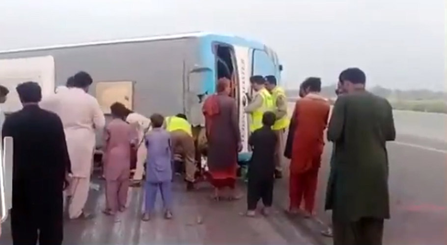 گھوٹکی میں مسافر بس کو حادثہ پیش آگیا، 5 افراد جاں بحق