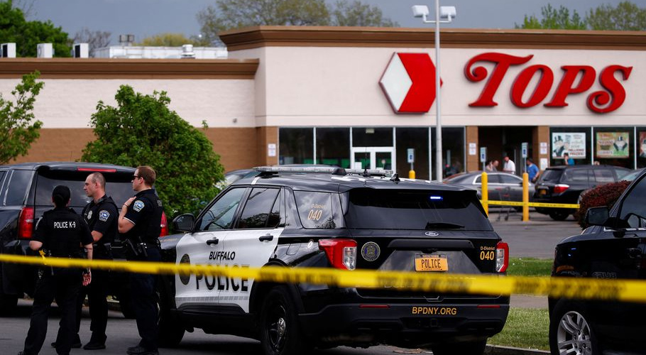 نیویارک سپر مارکیٹ میں نسل پرست مسلح نوجوان کی فائرنگ، 10 افراد ہلاک