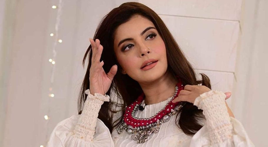 ندا یاسر کا مردوں کیساتھ تصویر کھنچوانے سے انکار، سوشل میڈیا کی تنقید