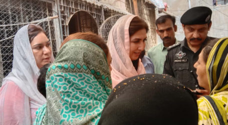 کھارادر بم دھماکہ، شہلا رضا کا شہید خاتون کے گھر کا دورہ