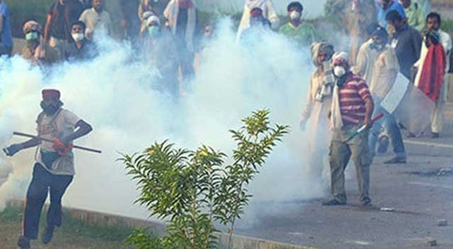 لانگ مارچ سے قبل پولیس کا پی ٹی آئی کارکنان سے تصادم، پتھراؤ اور شیلنگ