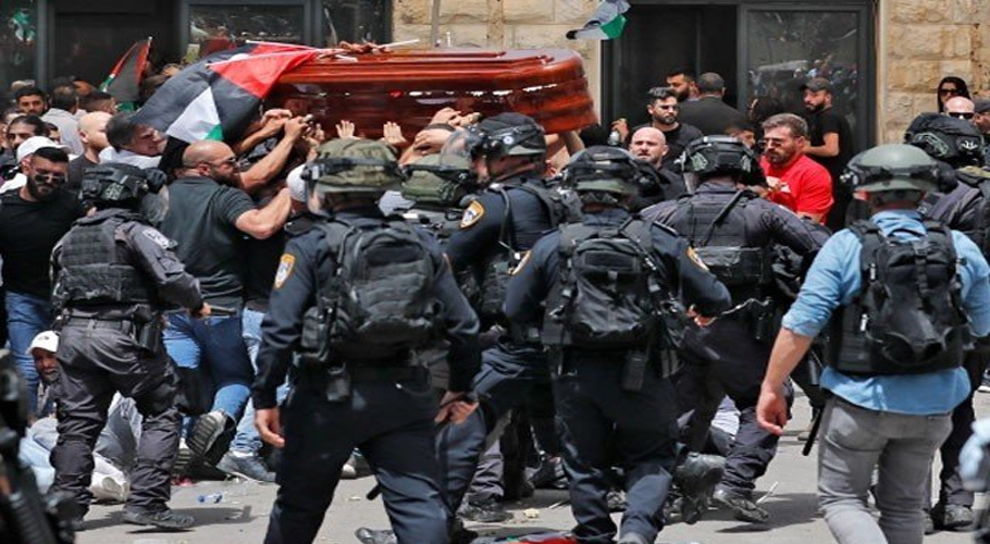 الجزیرہ کی خاتون صحافی کے جنازے پر اسرائیلی فورسز کا حملہ