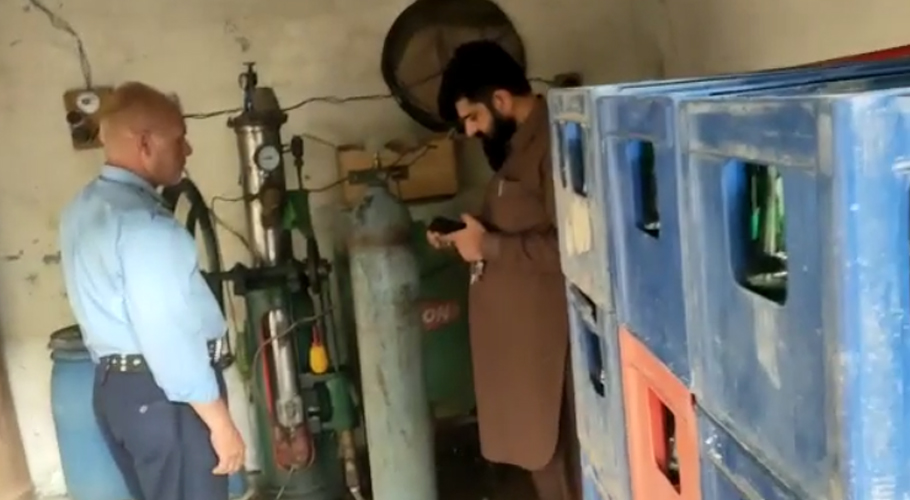 ڈپٹی کمشنر کی ہدایت پر مجسٹریٹ کی کارروائی، جعلی مشروبات کی فیکٹری پکڑی گئی