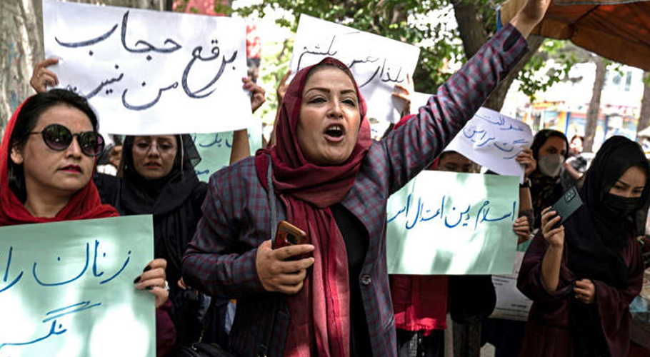 کابل، افغان خواتین کاسخت پابندیوں کے خلاف احتجاجی مظاہرہ