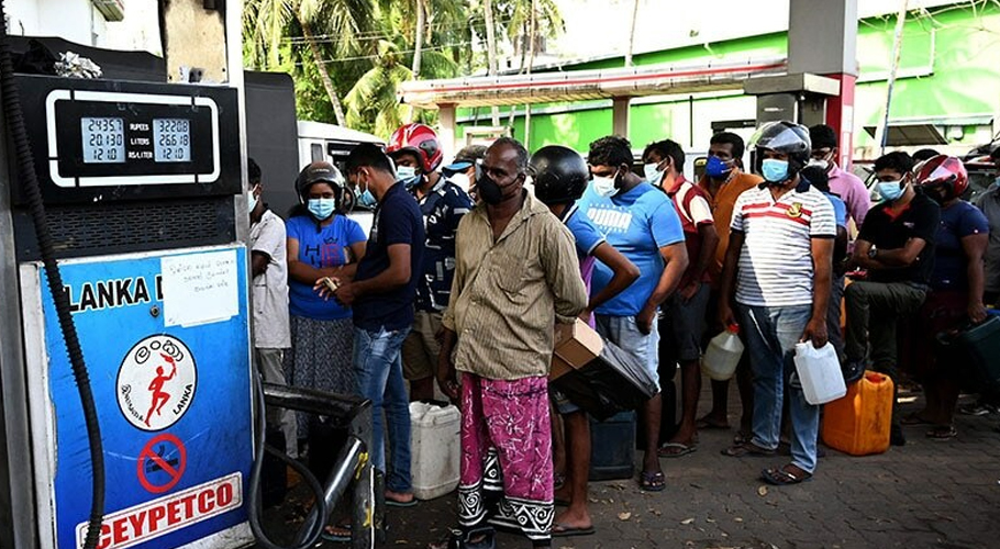 سری لنکا معاشی ابتری کا شکار، پیٹرول کا ذخیرہ ختم ہونے کے قریب