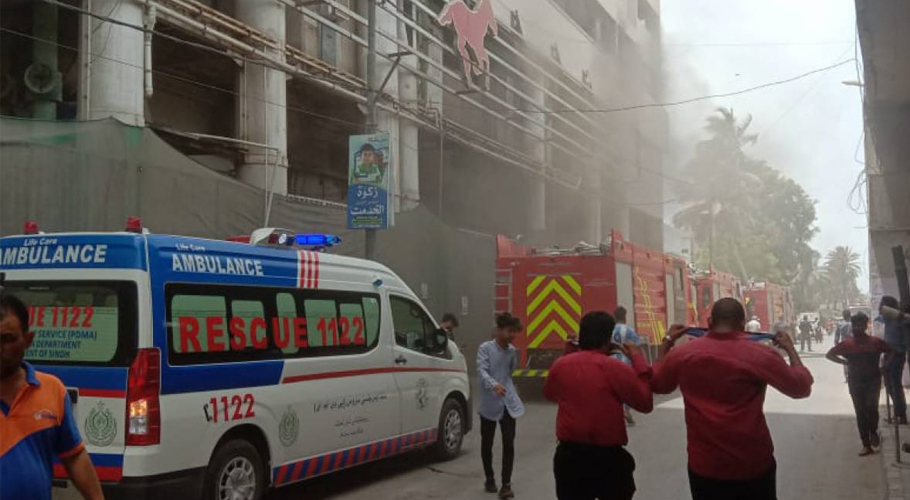 کراچی، جیل چورنگی کے ڈپارٹمنٹل اسٹور میں آتشزدگی، عمارت کے مکین رہائش سے محروم