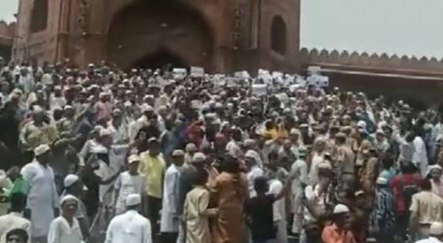 گستاخانہ بیان پر بھارتی مسلمان دہلی جامع مسجد کے باہر سراپا احتجاج