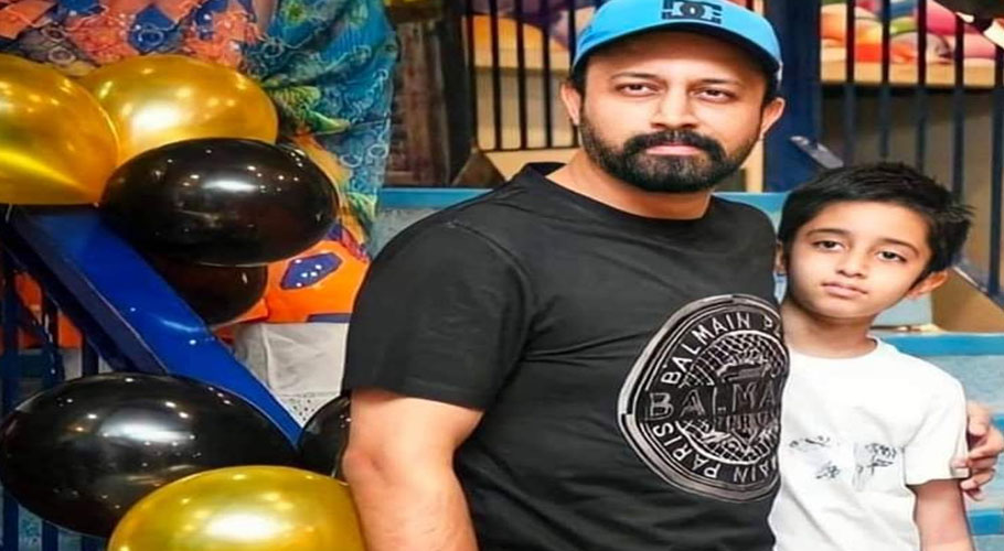 مداح عاطف اسلم کے بعد ان کے بیٹے کے بھی فین ہوگئے، ویڈیو وائرل