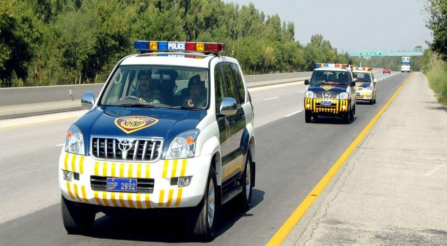 موٹروے پولیس کی ایمانداری کی ایک اور مثال، نوٹوں سے بھرا بیگ مالک کے حوالے کردیا