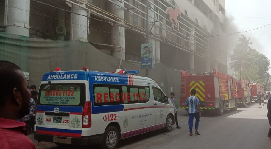 کراچی، جیل چورنگی کے سُپر اسٹور میں لگی آگ پر تاحال قابو نہیں پایا جاسکا