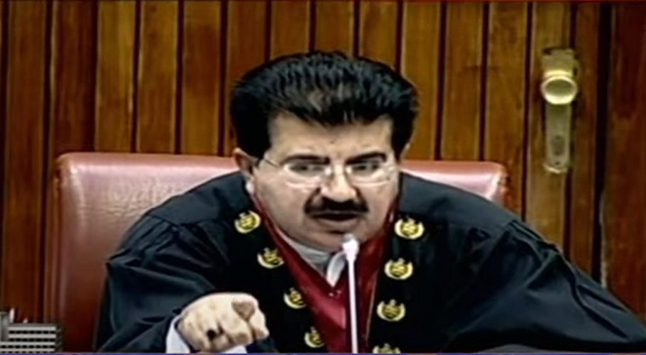 ملک میں بڑھتی ہوئی پیٹرول کی قیمتوں پر سینیٹ میں ہنگامہ آرائی، حکومت کیخلاف نعرے بازی
