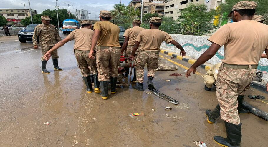 کراچی میں پاک فوج کا ریسکیو آپریشن جاری