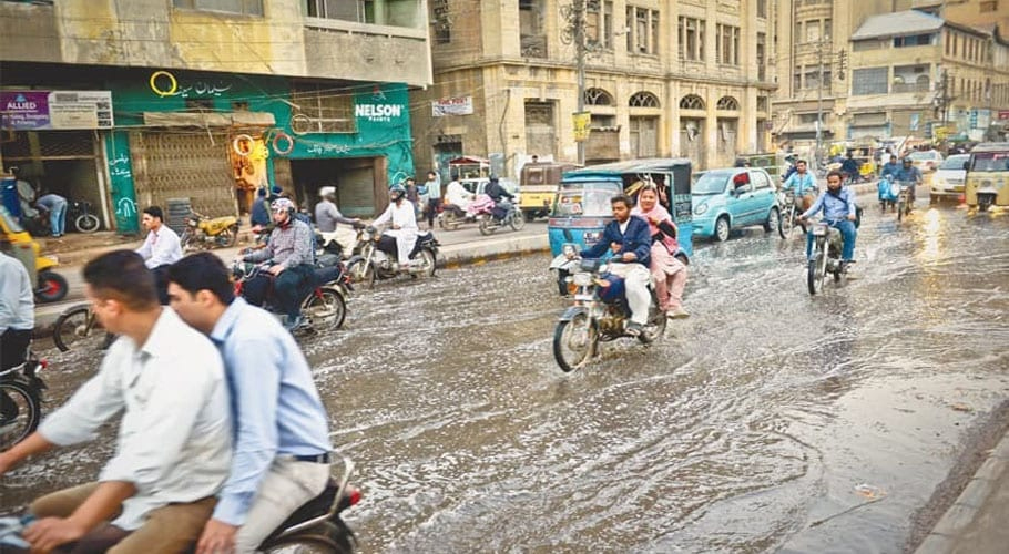 کراچی میں موسلا دھار بارش، نشیبی علاقے زیر آب آگئے