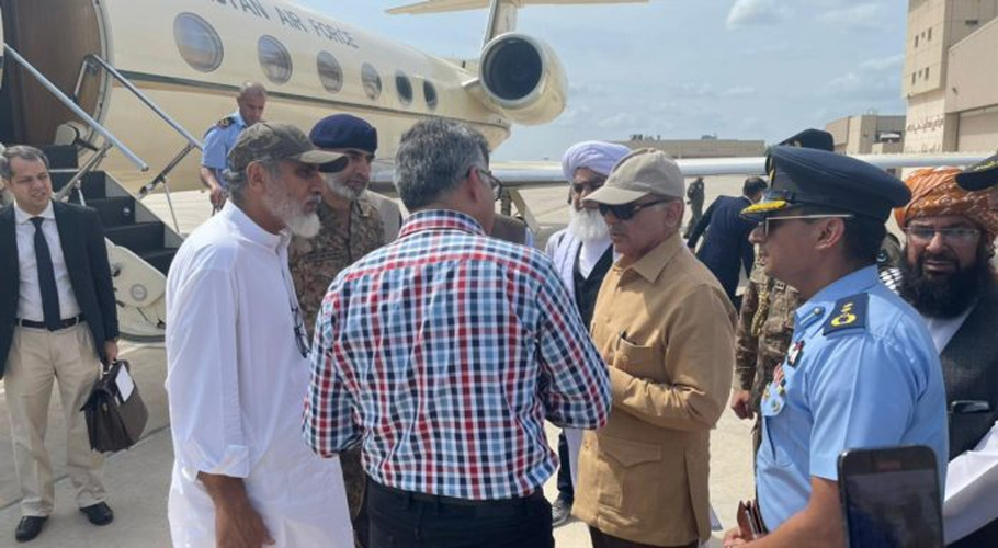 وزیراعظم سیلاب متاثرہ علاقوں کا دورہ کرنے کیلئے جیکب آباد پہنچ گئے