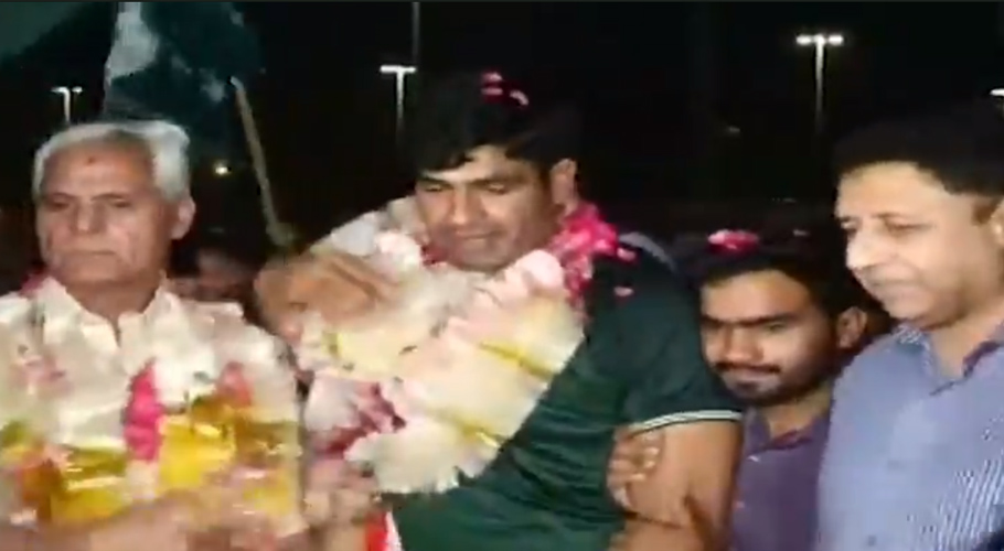 ارشد ندیم گولڈ میڈل جیت کر وطن واپس پہنچ گئے، ائیرپورٹ پر شاندار استقبال
