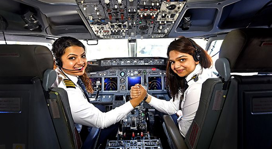 بھارت میں کمرشل جہاز اڑانے کے لیے خواتین پائلٹس کی تعدادمیں اضافہ