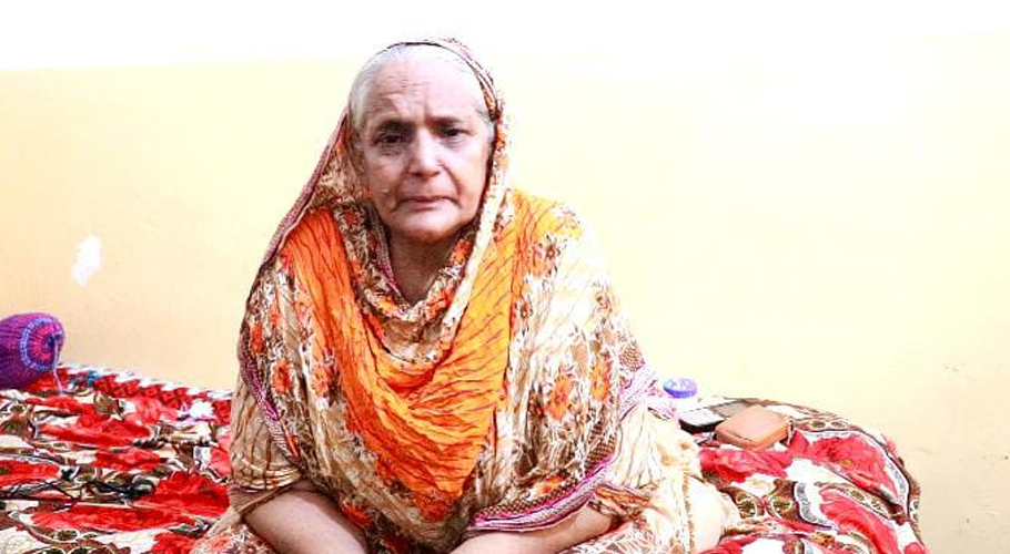 جائیداد کے لالچ میں بیٹی نے بوڑھی ماں کو دردر کی ٹھوکریں کھانے پر مجبور کردیا