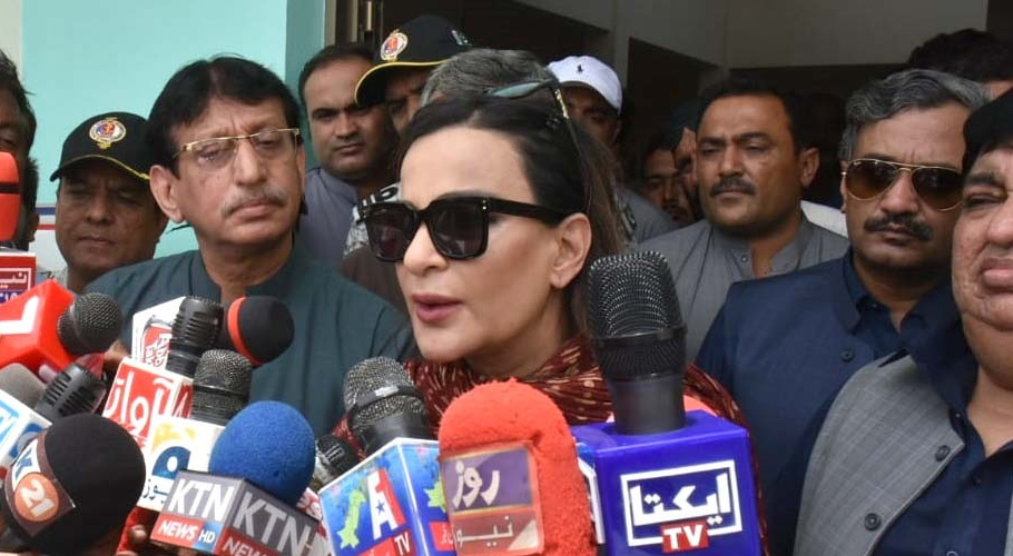 کراچی، شیری رحمان کی زیرِ قیادت وزیر اعظم فنڈ ریلیف کمیٹی کا کیٹی بندر کا دورہ