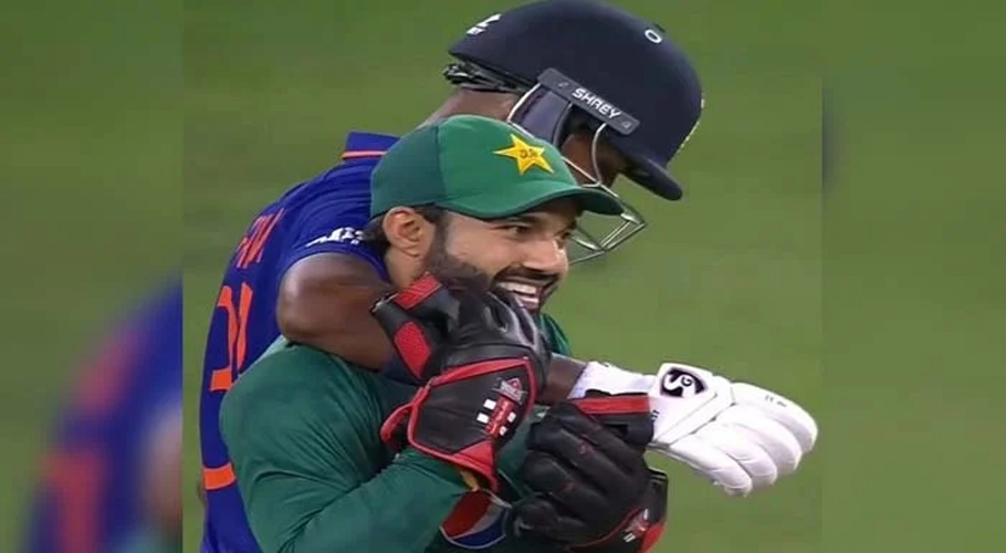 بھارتی سوشل میڈیا پر ہاردک پانڈیا کی محمد رضوان کو گلے لگانے کی تصویر وائرل