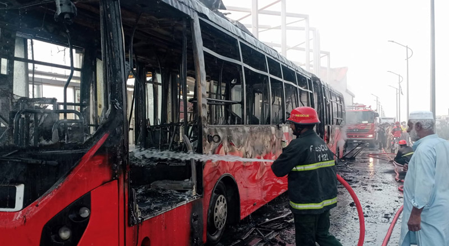 راولپنڈی، میٹرو اسٹیشن پر انجن میں آگ لگنے سے بس جل کر خاکستر، مسافر محفوظ