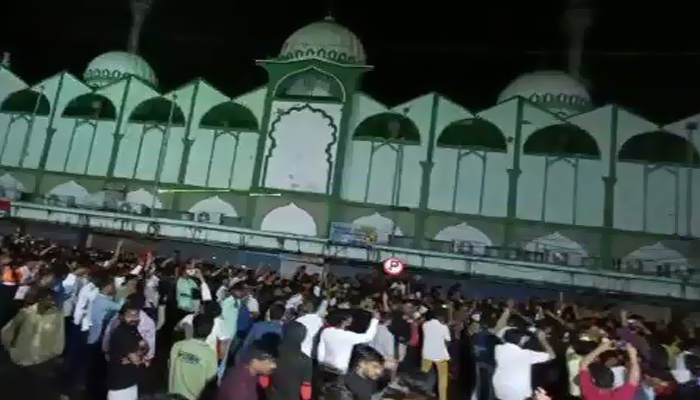 کرناٹک میں جنونی ہندو آپے سے باہر، مسجد کے باہر دیوتا کا جشن