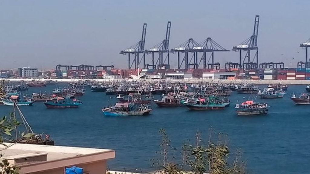 سیلاب متاثرین کے لیے 275 ٹن خوراک لے کر جہاز دبئی سے کراچی پہنچ گیا