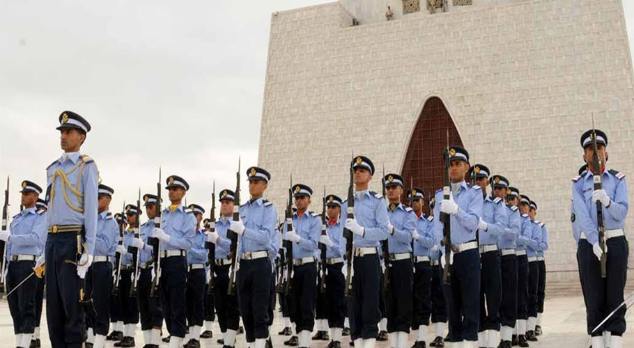 مزارِ قائد پر گارڈز تبدیلی کی پر وقار تقریب، پاک فضائیہ کے کیڈٹس نے فرائض سنبھال لیے