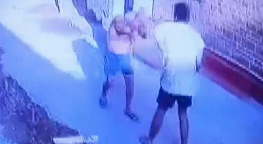 بیٹے نے گھریلو جھگڑے کی بنا پر باپ کو سر عام تشدد کا نشانہ بنادیا، ویڈیو وائرل