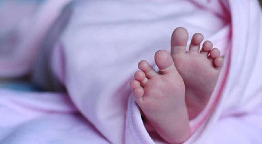 لاہور میں چلتی بائیک سے پھینکی گئی نوزائیدہ بچی سر پر چوٹ لگنے سے دم توڑ گئی