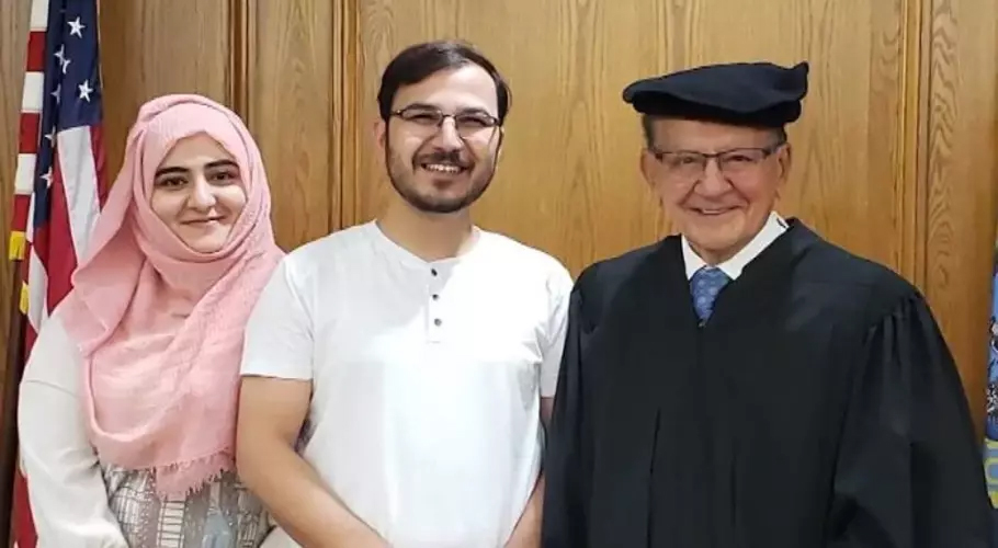 پاکستانی جوڑے نے مشہور امریکی جج فرینک کیپریو کو پشاوری ٹوپی گفٹ کردی