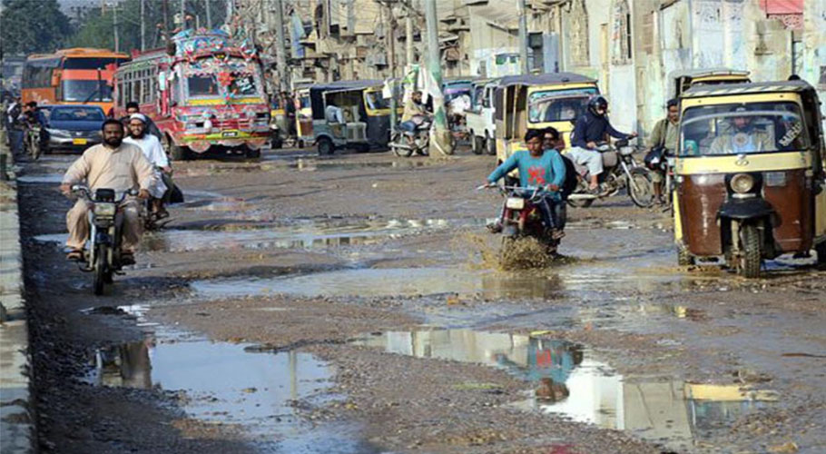 ترقیاتی فنڈز روکنے کے بعد کراچی کی سڑکیں تباہ حالی کا شکار، شہر کھنڈرات میں تبدیل