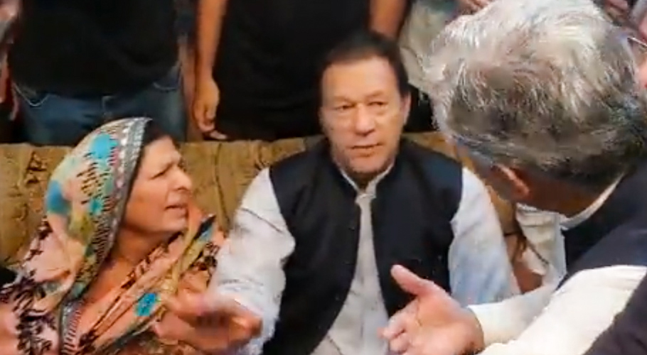عمران خان صحافی صدف نعیم کی رہائش گاہ پہنچ گئے، اہلِ خانہ سے تعزیت کی