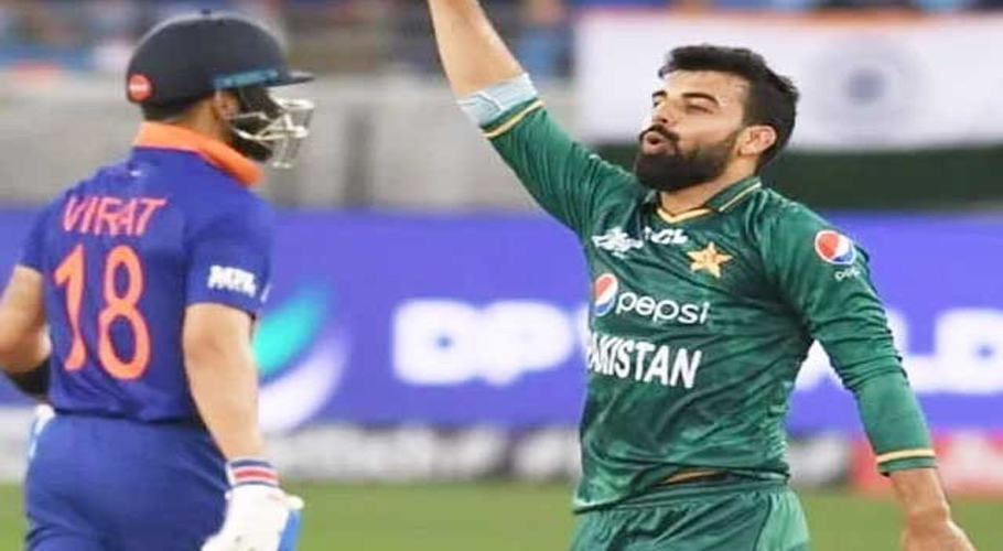 آپ کہتے ہیں تو الٹا لٹک کر ٹریننگ شروع کردیں؟ شاداب خان مداح پر برہم