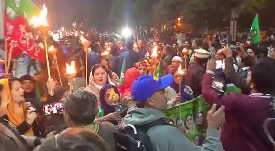 علامہ اقبال پارک سے پی ٹی آئی کارکنوں اورخواتین کی مشعل بردار ریلی