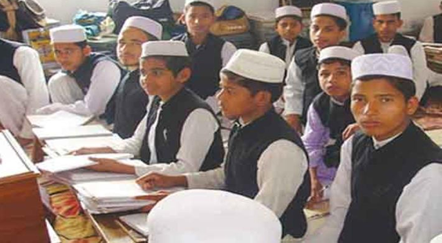 بھارت میں مذہبی انتہا پسندی عروج پر، حکومت نے مدرسوں کے طلبا کی اسکالرشپ ختم کردی