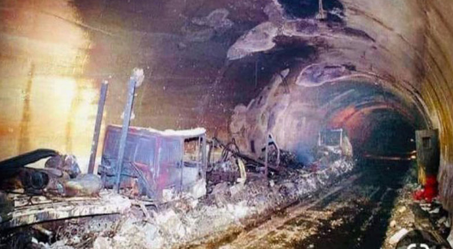 افغانستان: سرنگ میں آئل ٹینکر الٹنے سے 19 افراد لقمہ اجل بن گئے