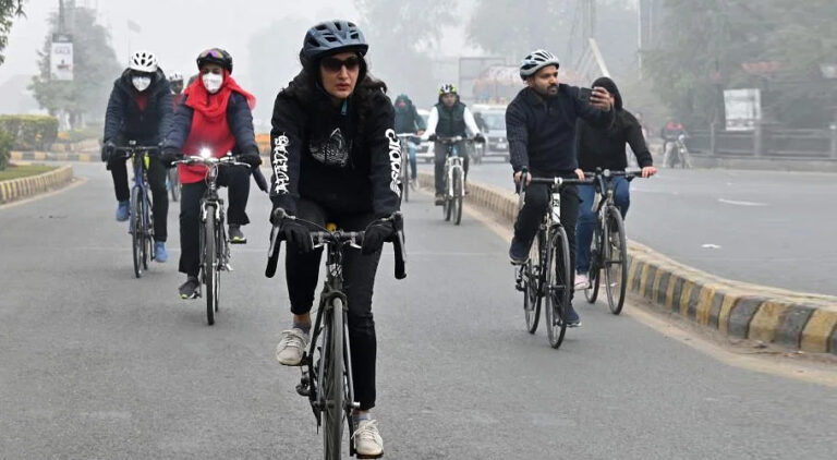 سموگ کیخلاف لاہور کے سائیکلسٹ سڑکوں پر، شہریوں کو گاڑیوں کا استعمال چھوڑنے کا مشورہ