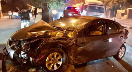 کراچی، تیزرفتار کار فٹ پاتھ سے ٹکرا کر الٹ گئی، ڈرائیور جاں بحق، 5افراد زخمی