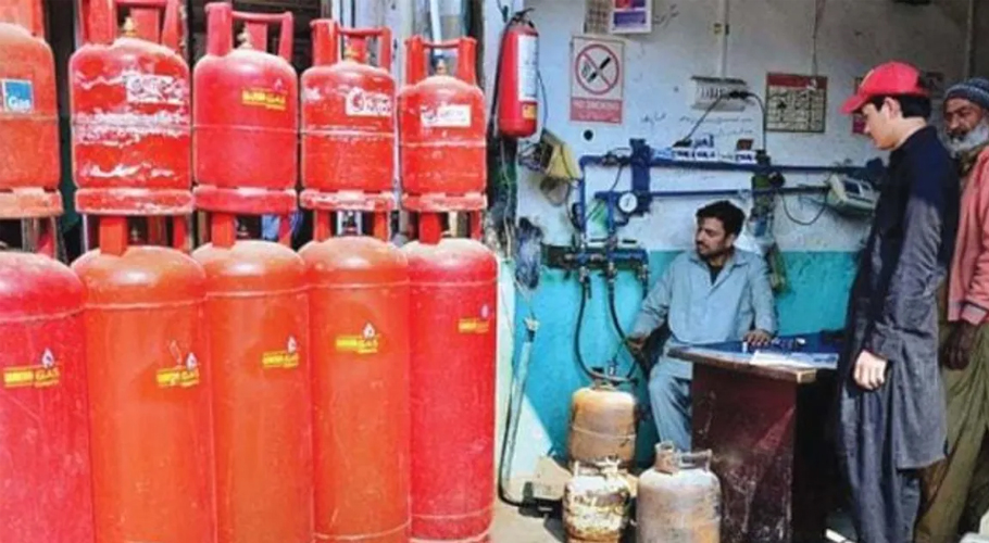 کراچی میں گیس کی قلت، شہری مہنگے سلینڈر خریدنے پر مجبور