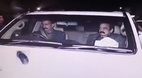 وزیر داخلہ کی گاڑی پر جوتے سے حملہ، ویڈیو وائرل