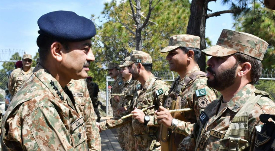آرمی چیف نے پاک افغان سرحد پر تعینات جوانوں کیساتھ عید منائی