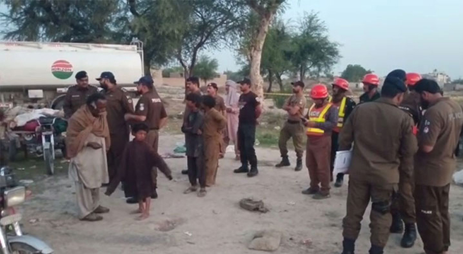 دنیا پور میں ٹریلر سڑک کنارے جھونپڑیوں سے ٹکرا گیا، 7 افراد جاں بحق